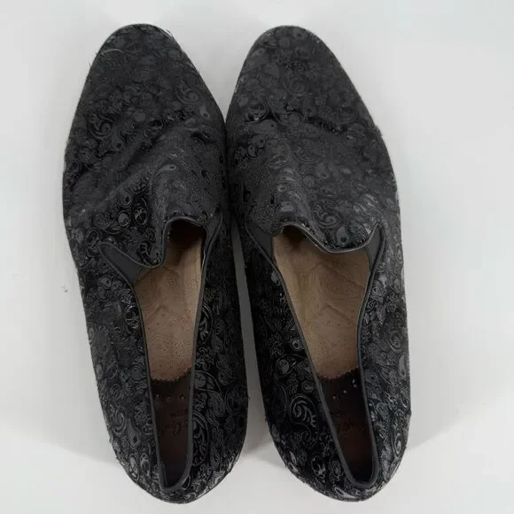 Robert Graham Rodin Paisley Skull-Embossed Velvet Loafer in BlackSize 12